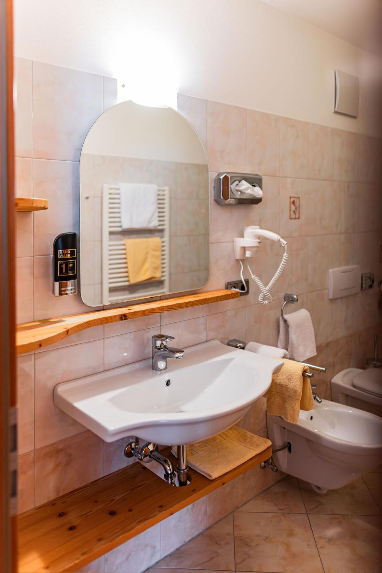 Hotel Ultnerhof Santa Gertrude Екстериор снимка
